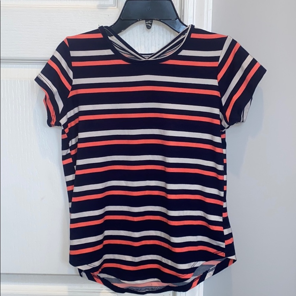 CRISS CROSSED NECK SHORT SLEEVED TEE